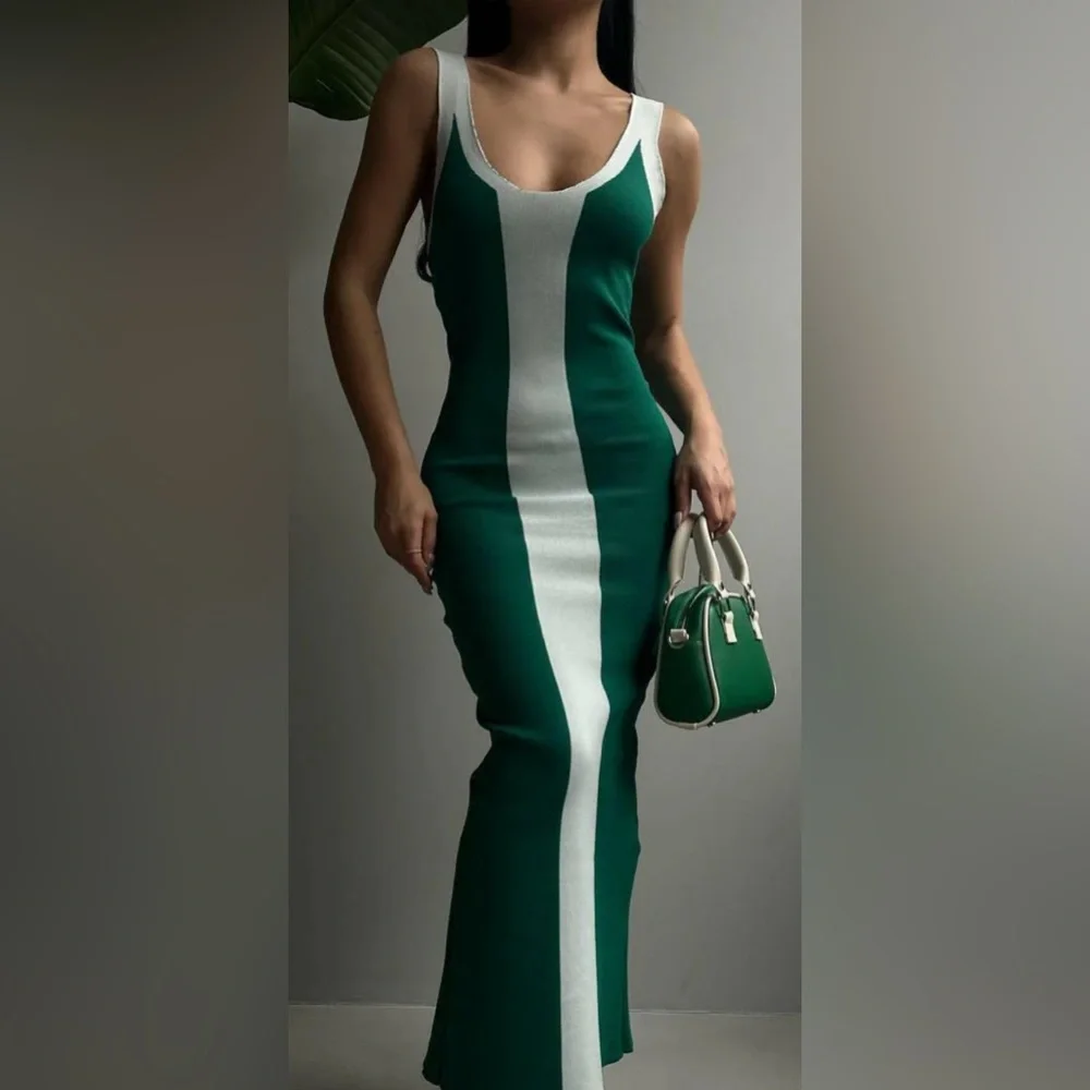 BACK SLIT SIDE DETAIL DRESS - Picture 2 of 4